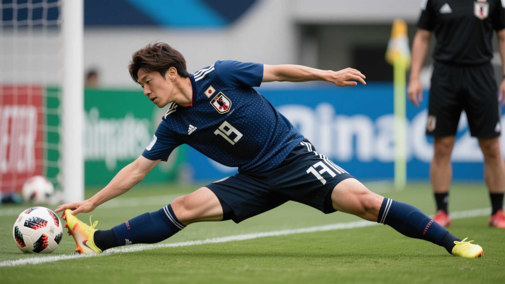 日本球星三笘薰凌空抽射惊艳破门,动作似跳绳般灵动,柔韧性令人叹服!